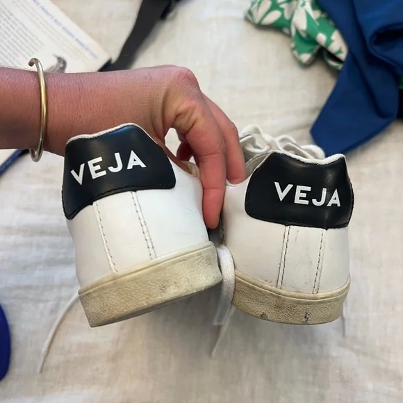 Veja Sneakers - Picture 2 of 5